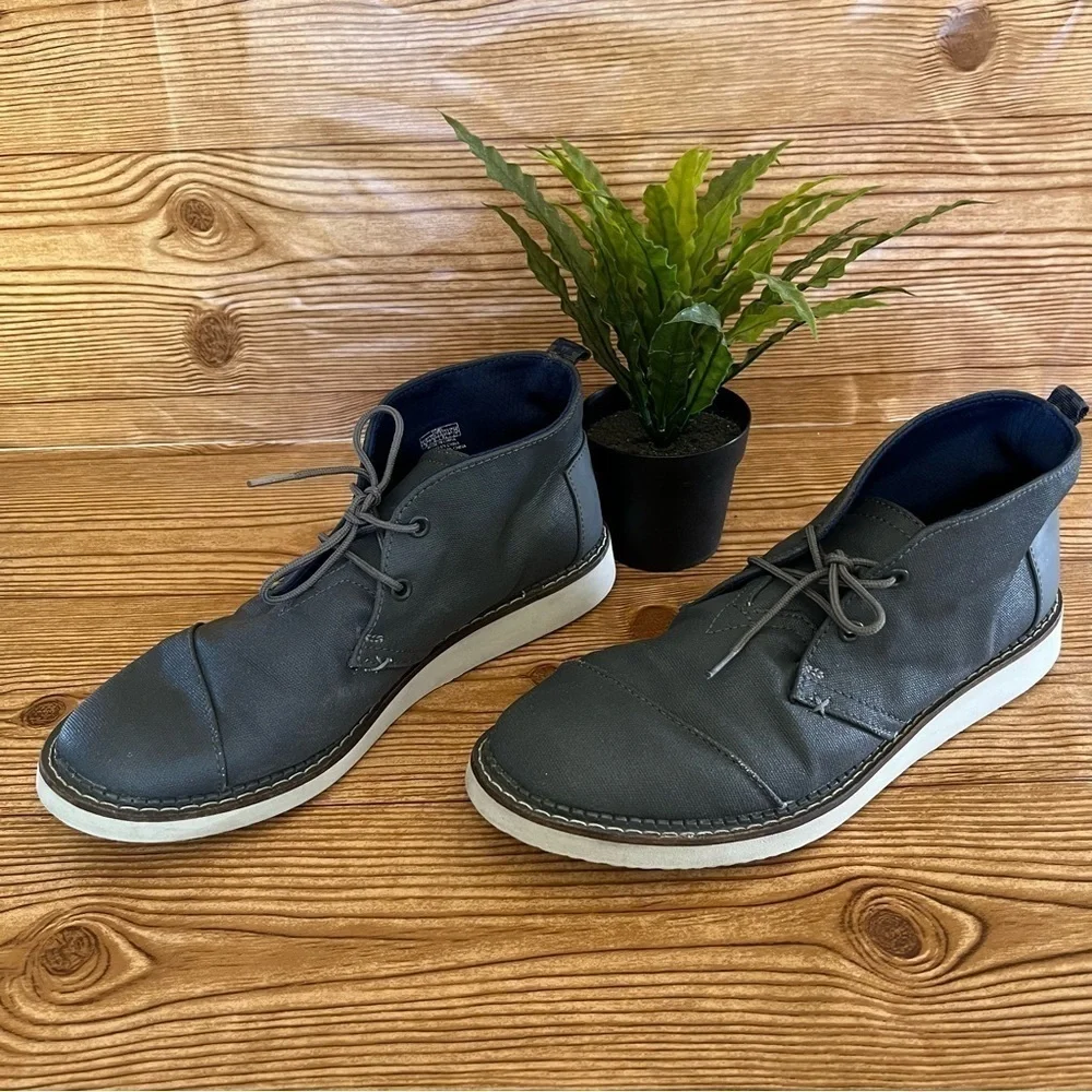 TOMS Gray Fabric Chukka Style Ankle Boot with White Rubber Soles  Mens Size 9
